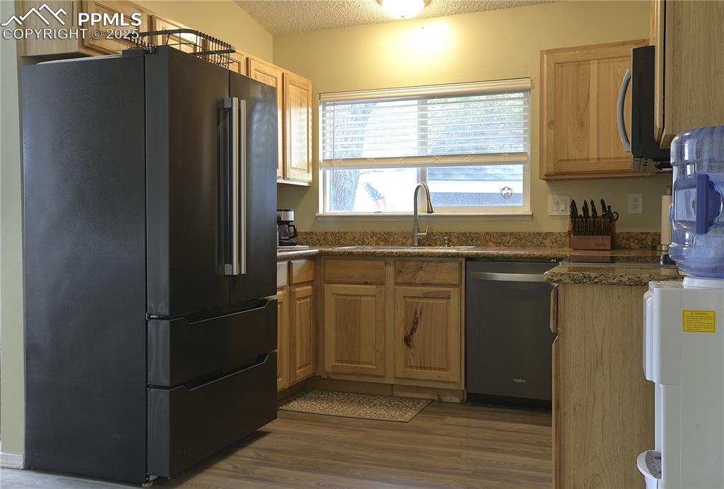 Image 10 of 29: Kitchen with freestanding refrigerator