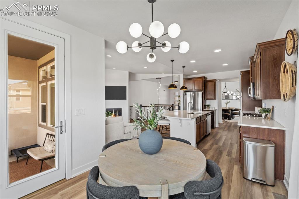 Image 15 of 50: Dining Area