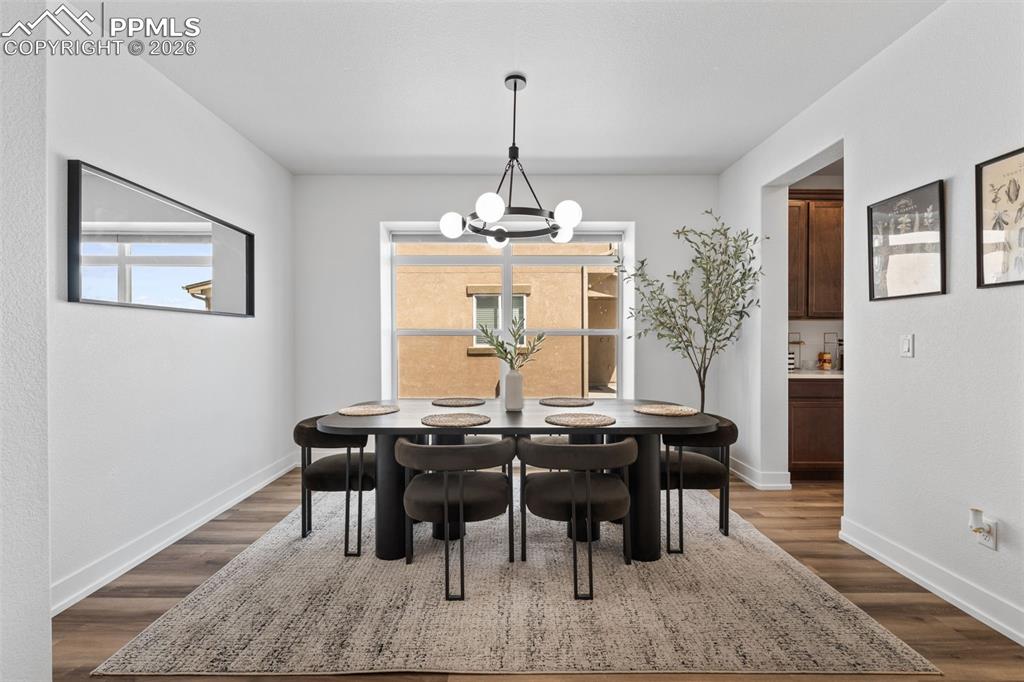 Image 18 of 50: Dining Area