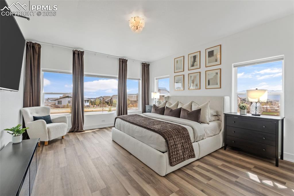 Image 20 of 50: Bedroom