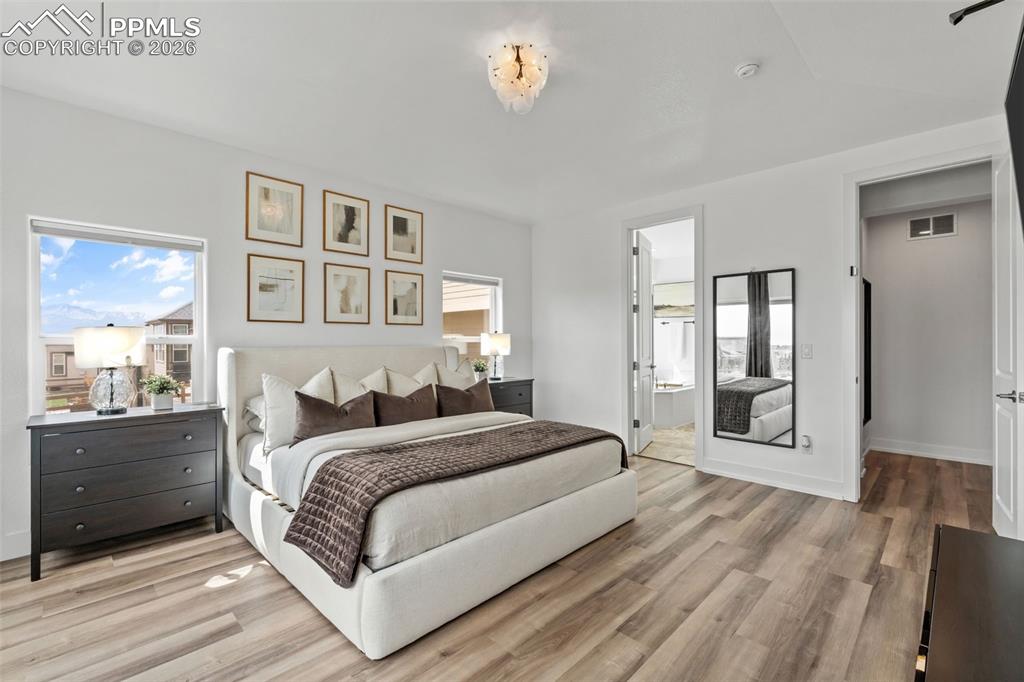 Image 21 of 50: Bedroom