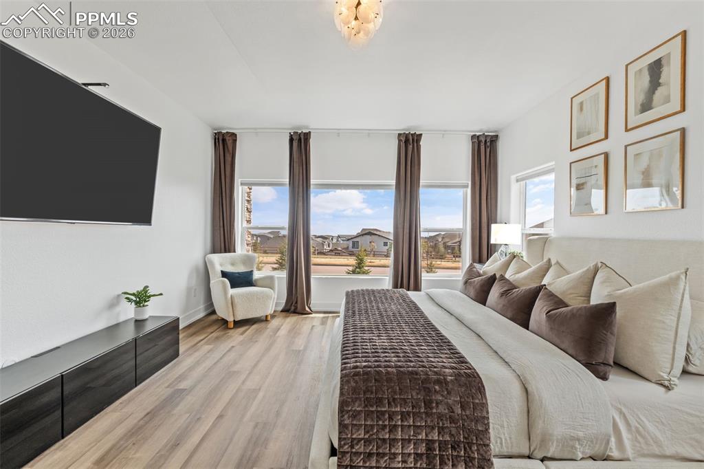 Image 22 of 50: Bedroom