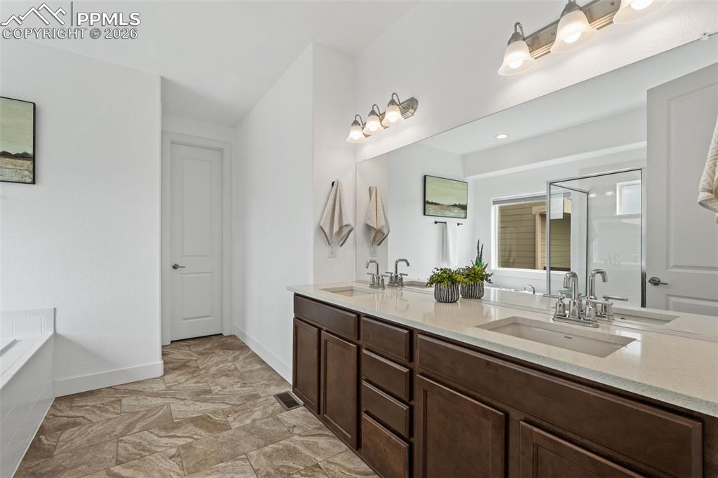 Image 23 of 50: Bathroom