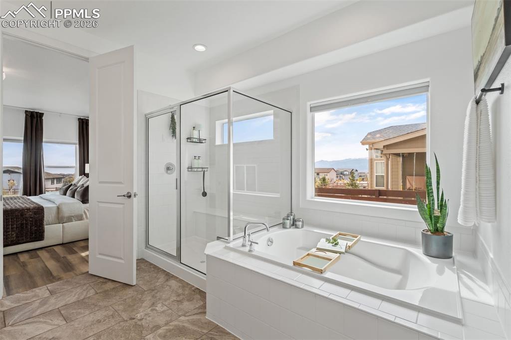 Image 24 of 50: Bathroom