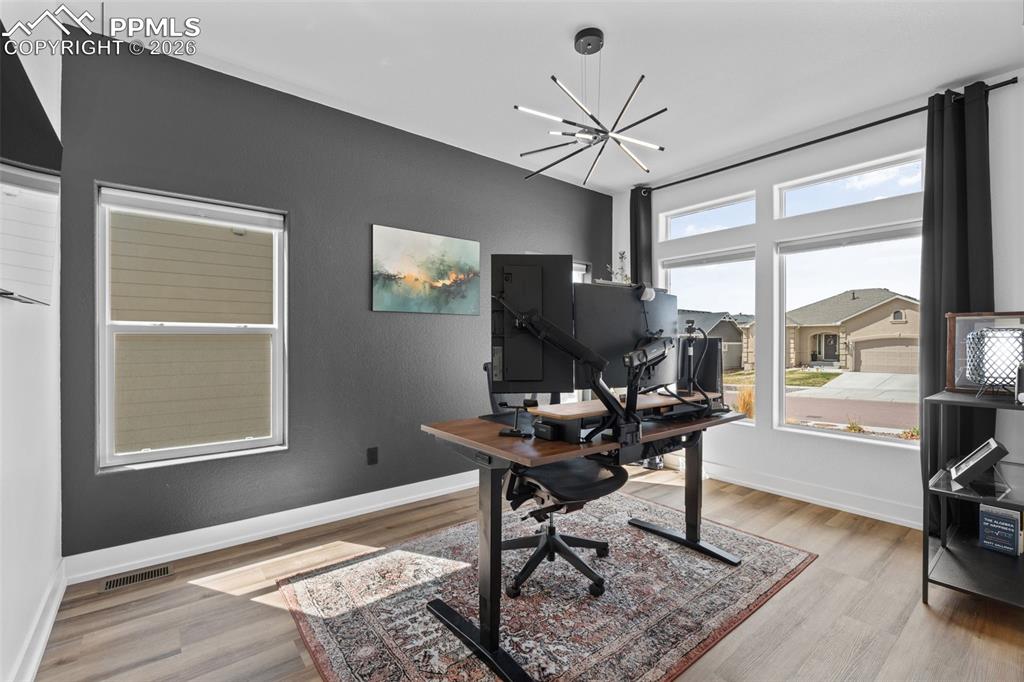 Image 26 of 50: Office