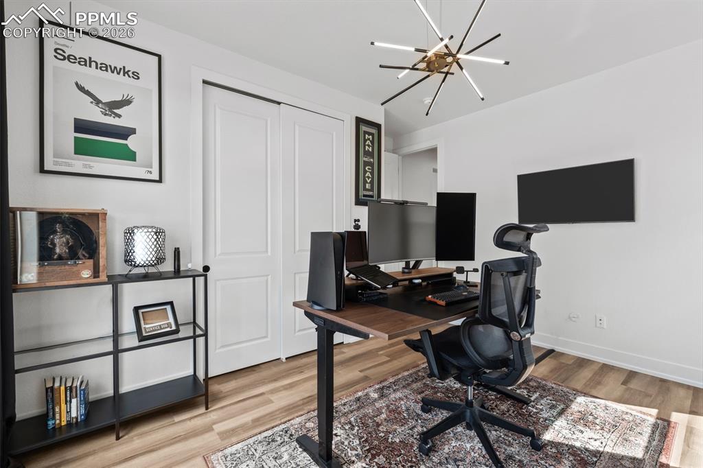 Image 27 of 50: Office