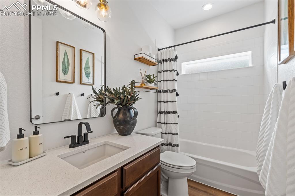 Image 28 of 50: Bathroom