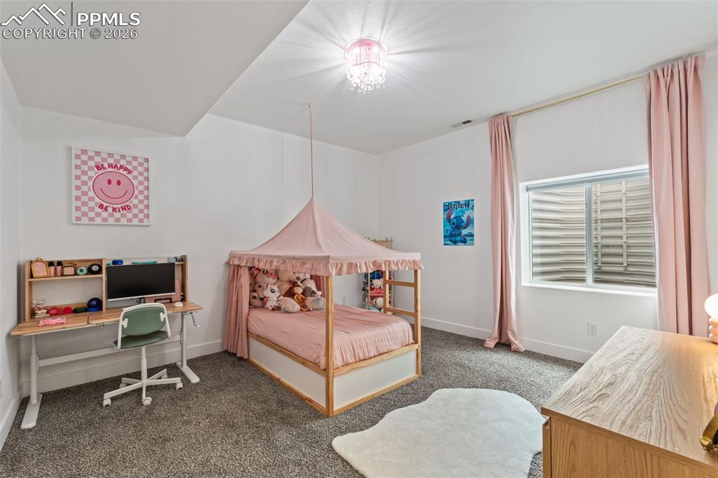 Image 37 of 50: Bedroom