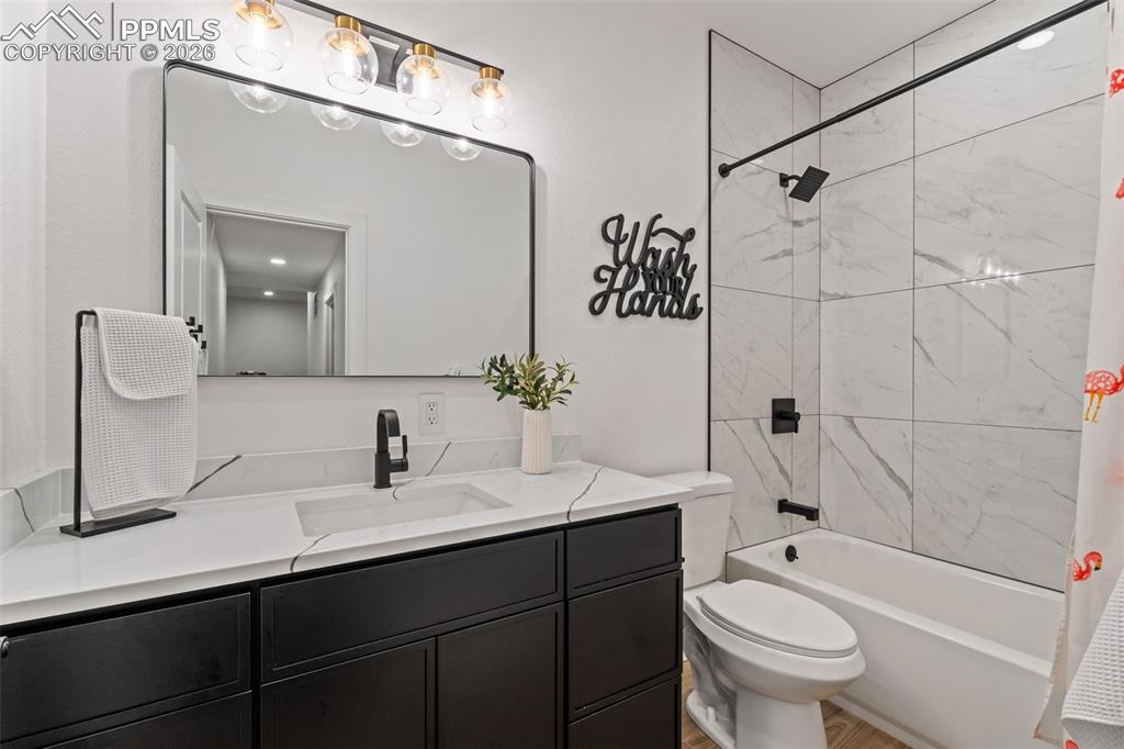 Image 39 of 50: Bathroom