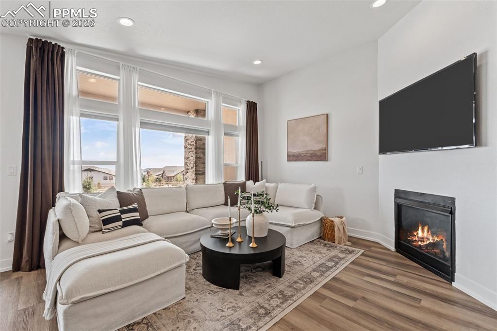 Image 7 of 50: Living Room