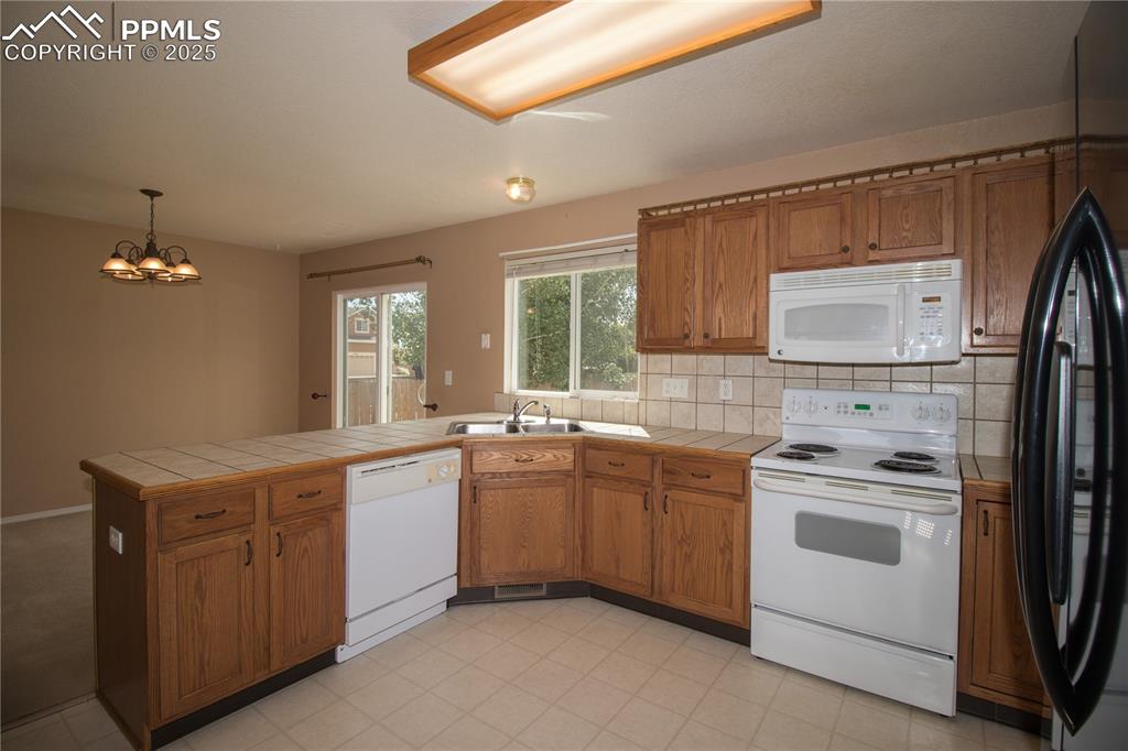 Image 14 of 25: Kitchen