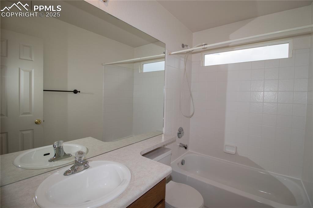 Image 18 of 25: Bathroom