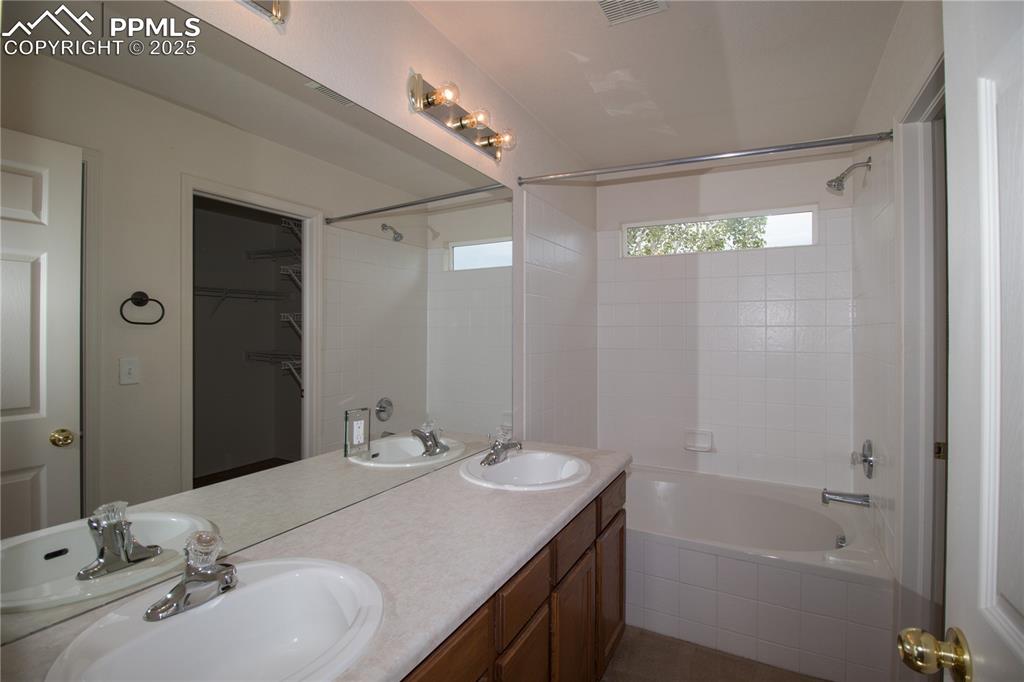 Image 22 of 25: Bathroom