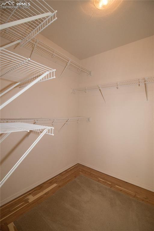 Image 23 of 25: Closet