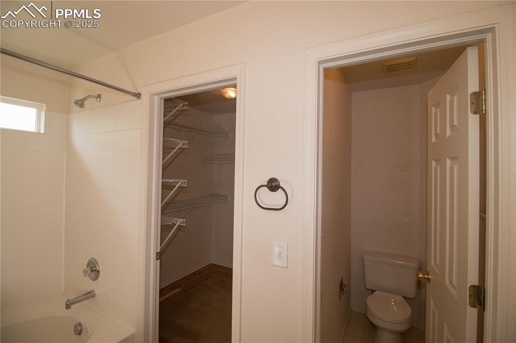 Image 24 of 25: Bathroom