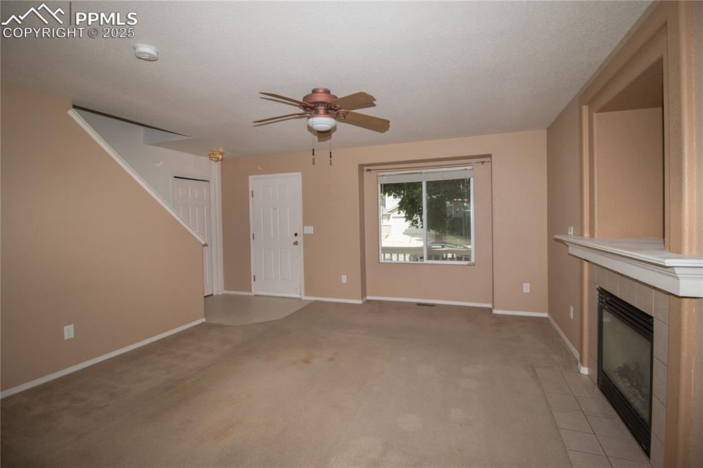 Image 4 of 25: Living Room
