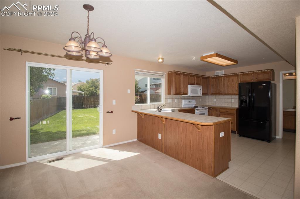 Image 7 of 25: Kitchen