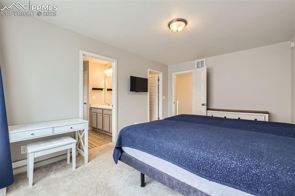 Image 14 of 31: Bedroom