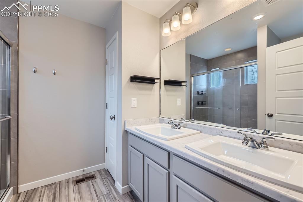 Image 15 of 31: Bathroom
