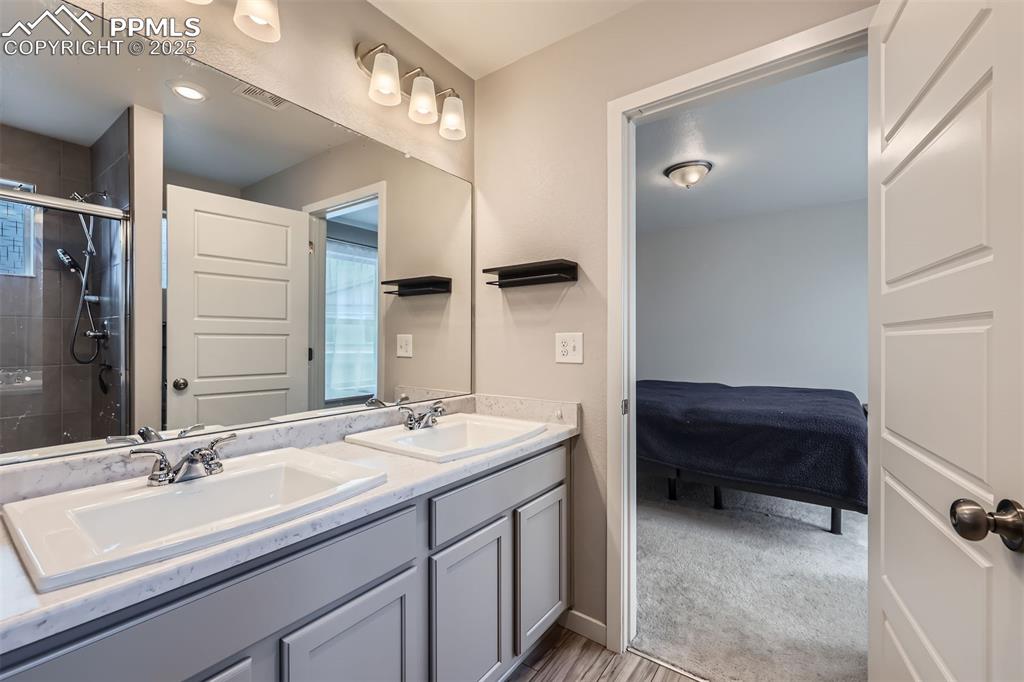 Image 16 of 31: Bathroom