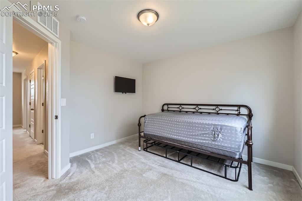 Image 18 of 31: Bedroom