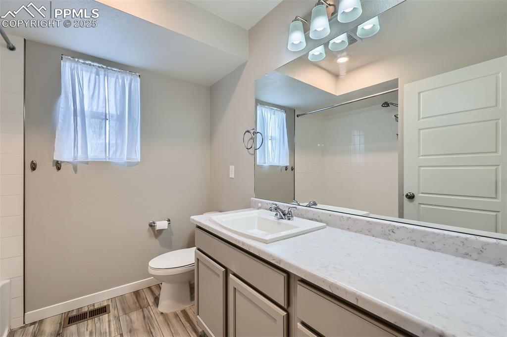 Image 19 of 31: Bathroom