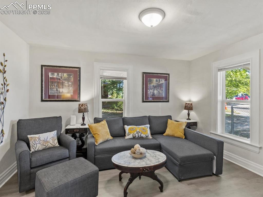 Image 13 of 25: Living Room