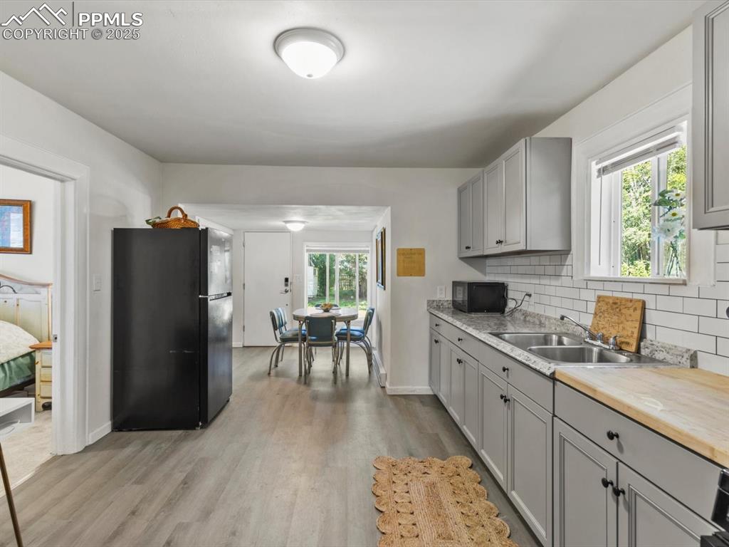 Image 14 of 25: Kitchen