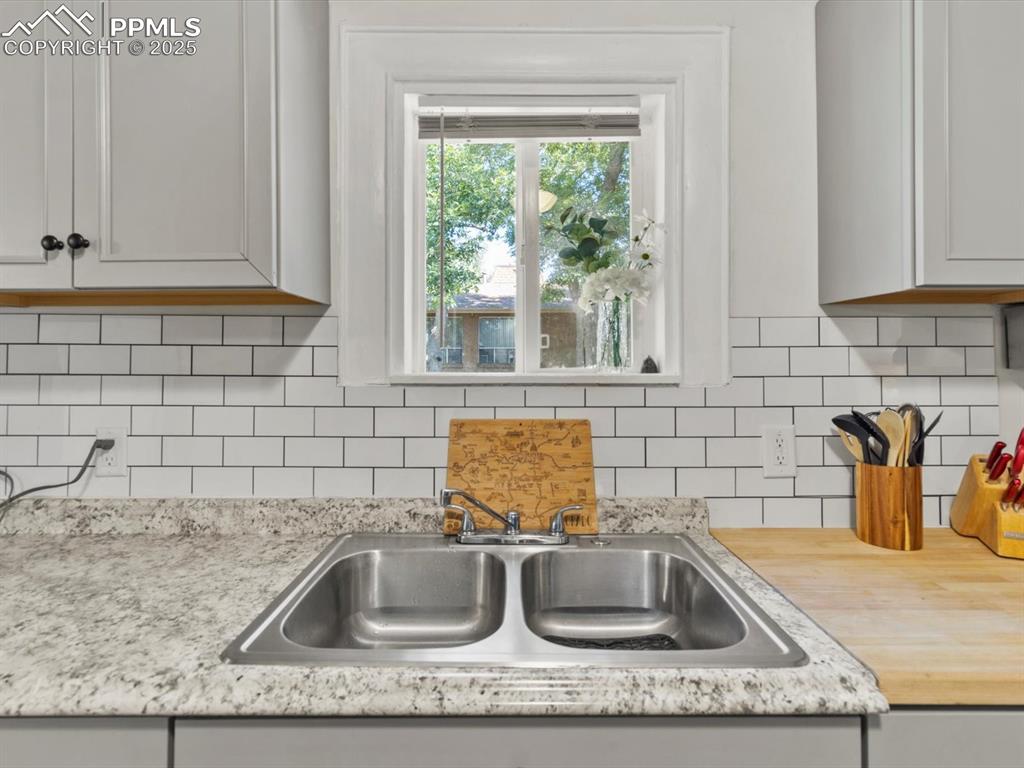 Image 16 of 25: Kitchen