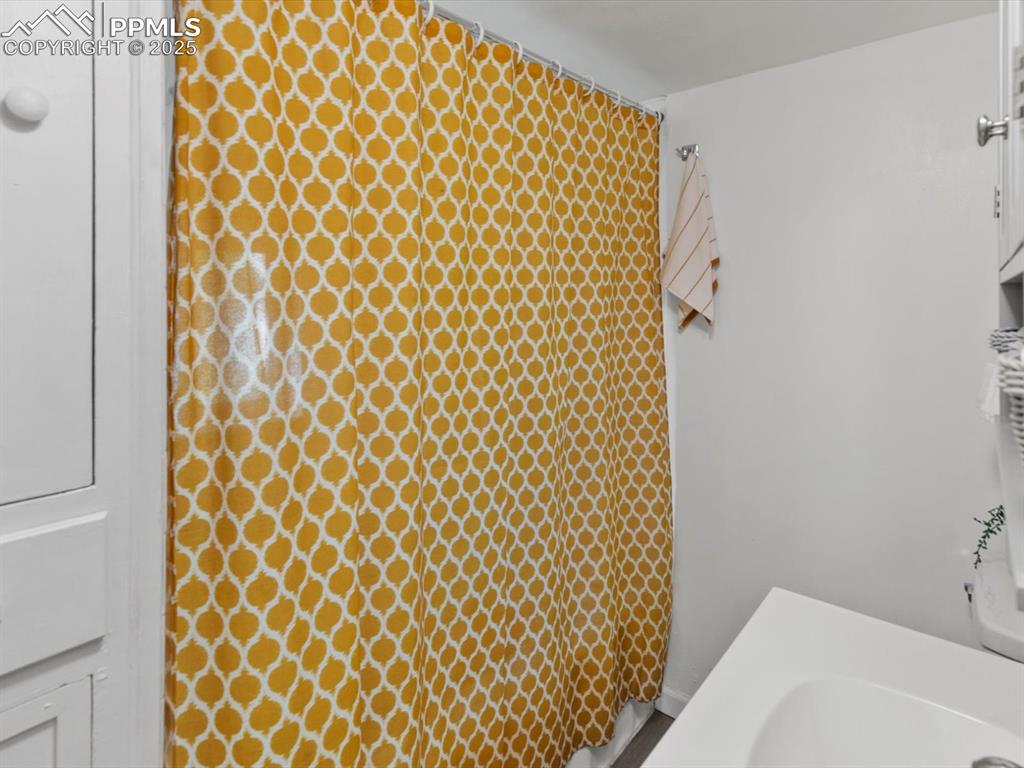 Image 25 of 25: Full Bath