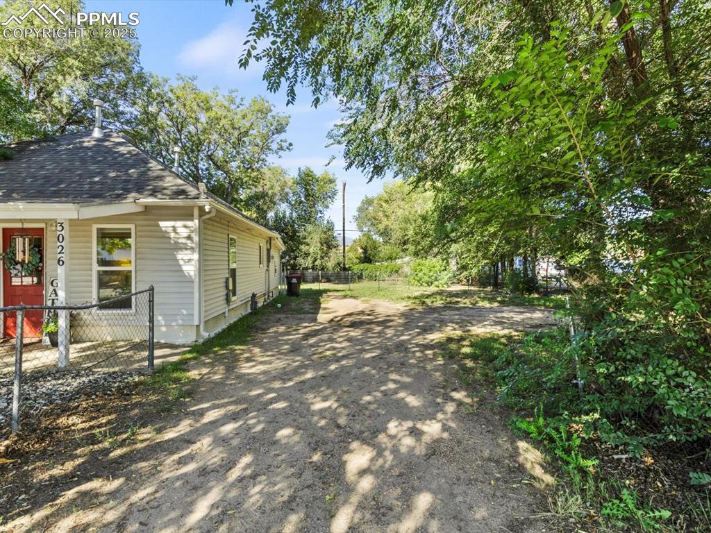 Image 4 of 25: Side of Structure