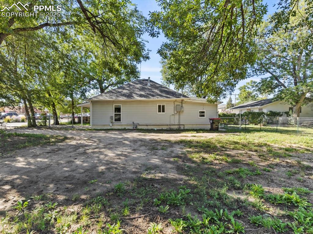 Image 7 of 25: Parking and side yard