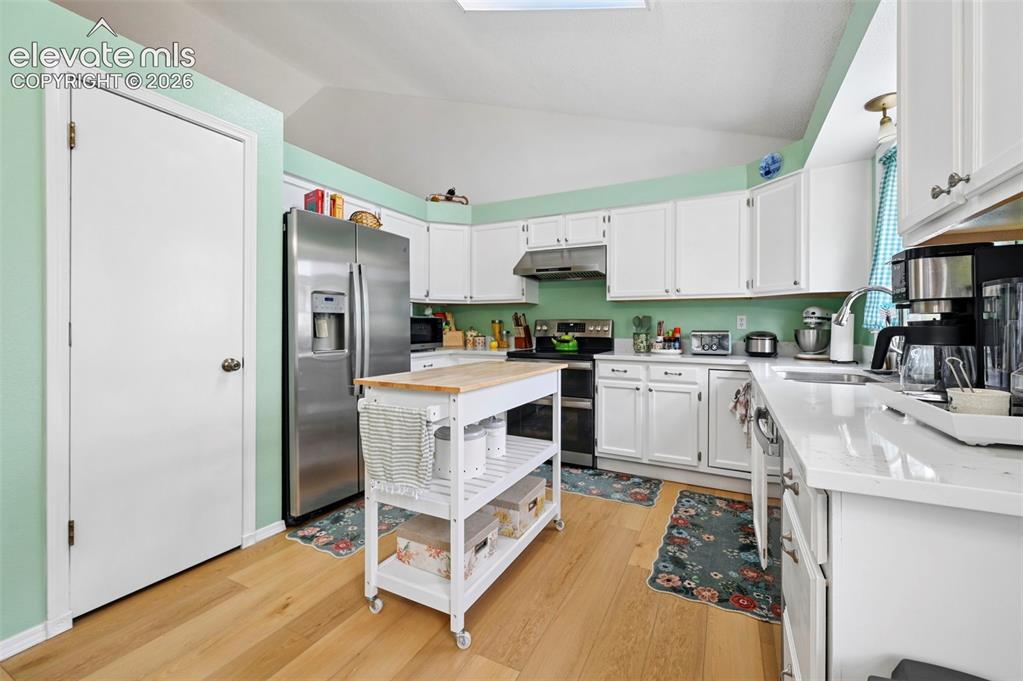 Image 8 of 43: Kitchen