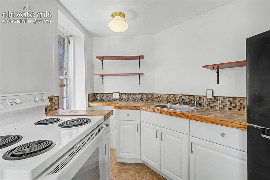 Image 39 of 50: Secondary suite full kitchen