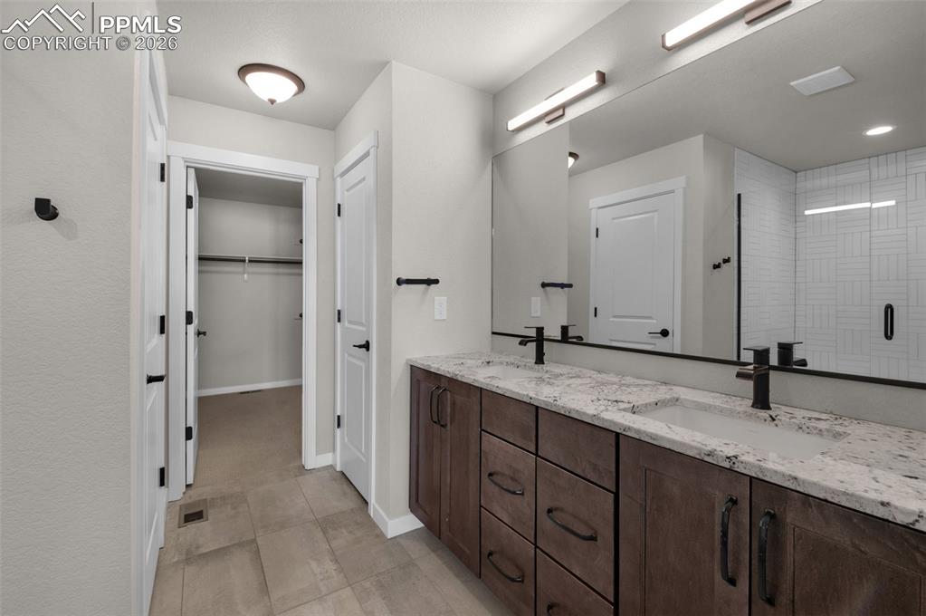 Image 24 of 38: Bathroom