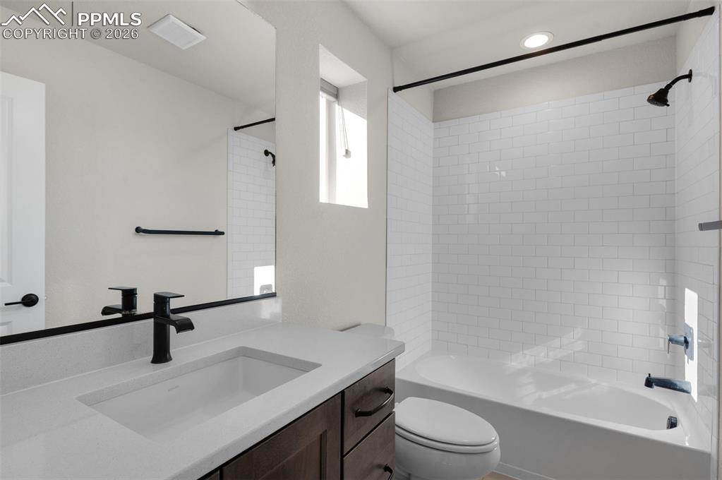 Image 28 of 38: Bathroom