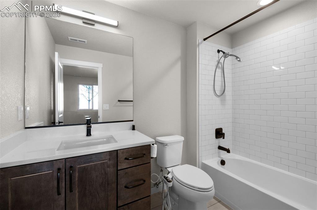 Image 31 of 38: Bathroom