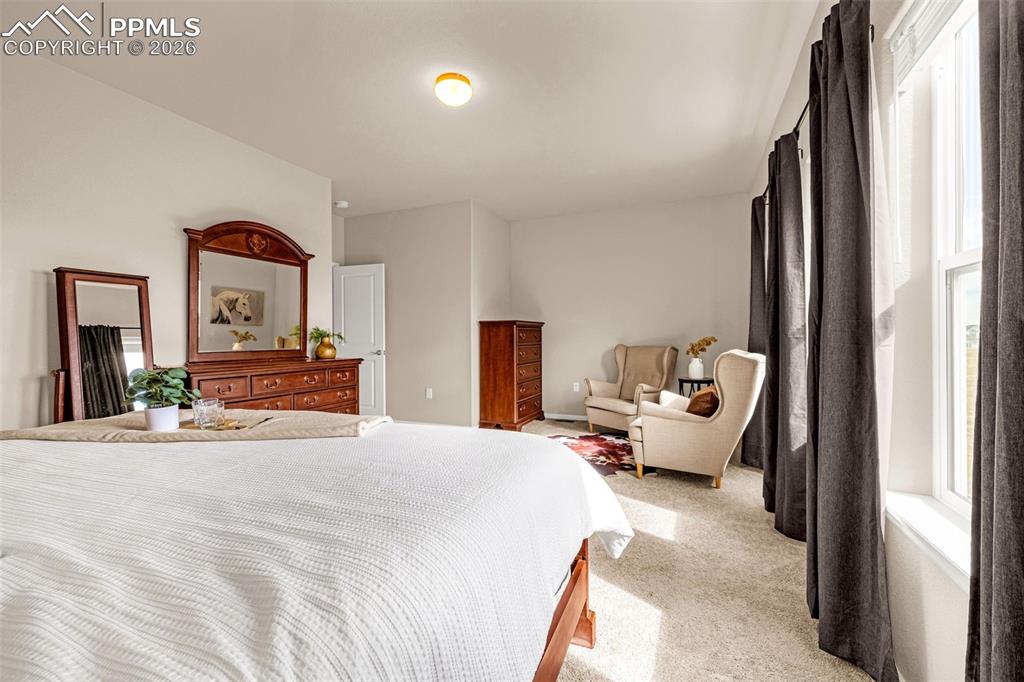 Image 19 of 37: Bedroom