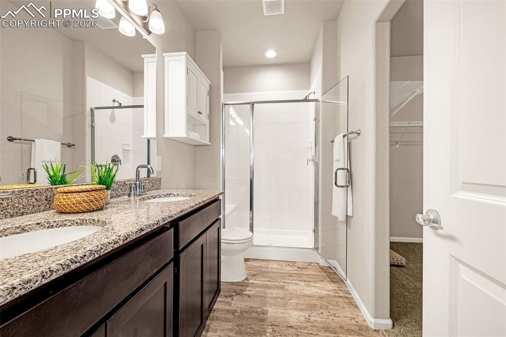 Image 20 of 37: Bathroom