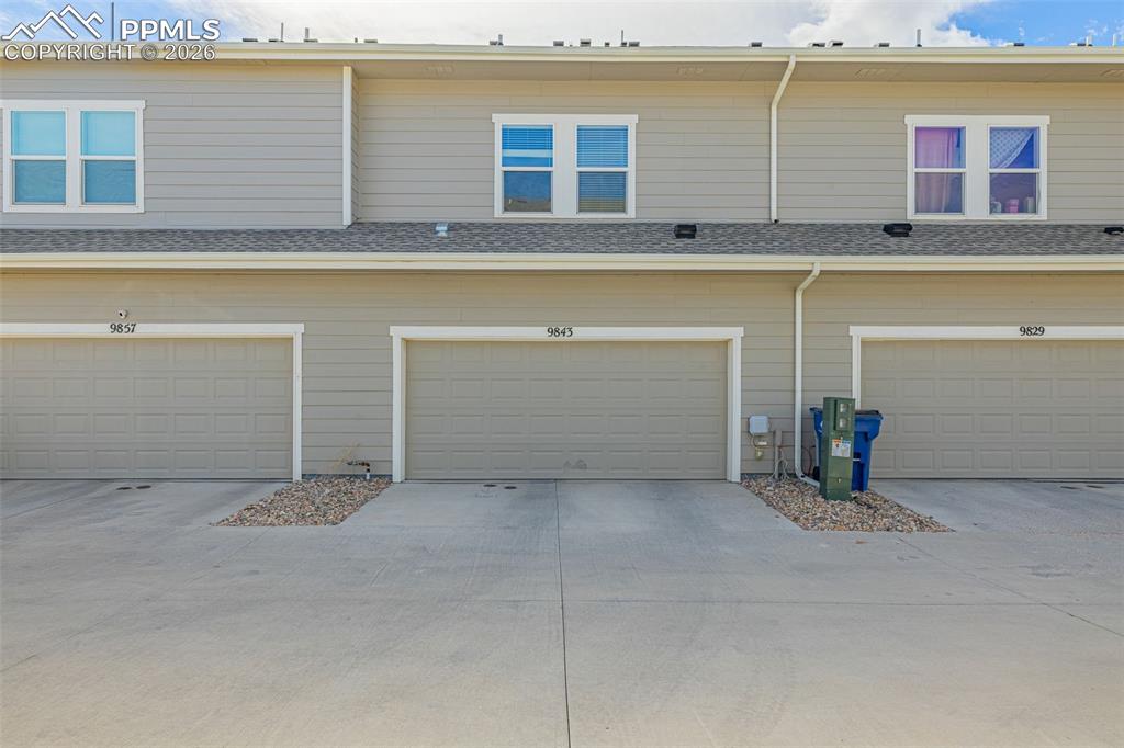 Image 30 of 37: Garage