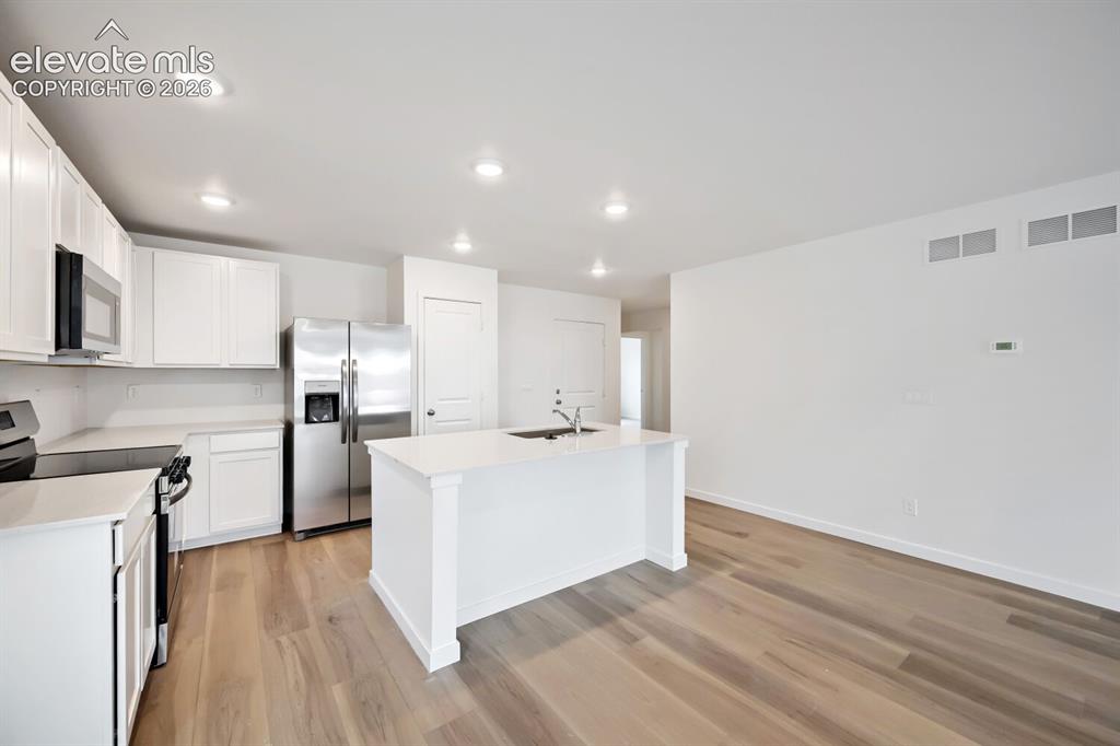 Image 5 of 10: Kitchen
