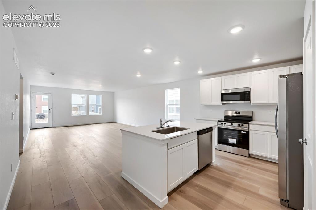 Image 6 of 10: Kitchen
