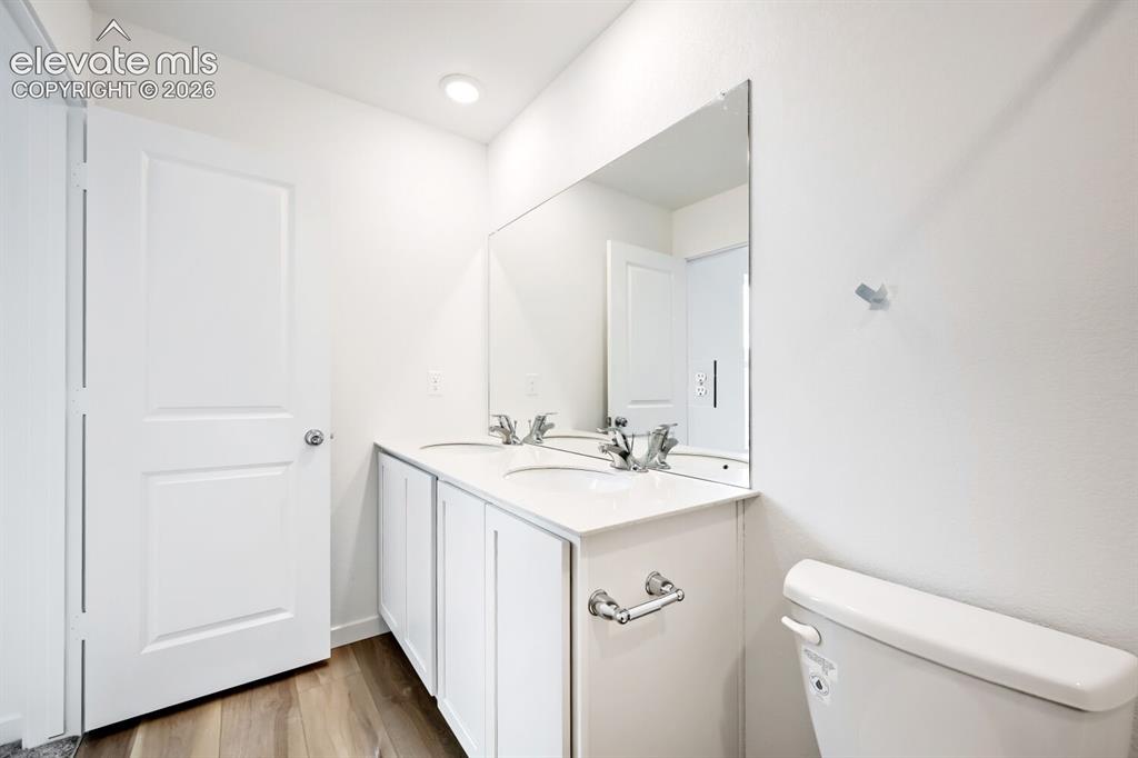 Image 8 of 10: Bathroom