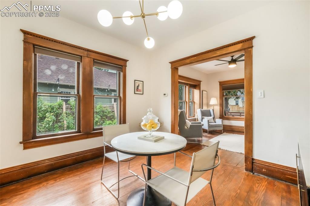 Image 10 of 50: Dining Area