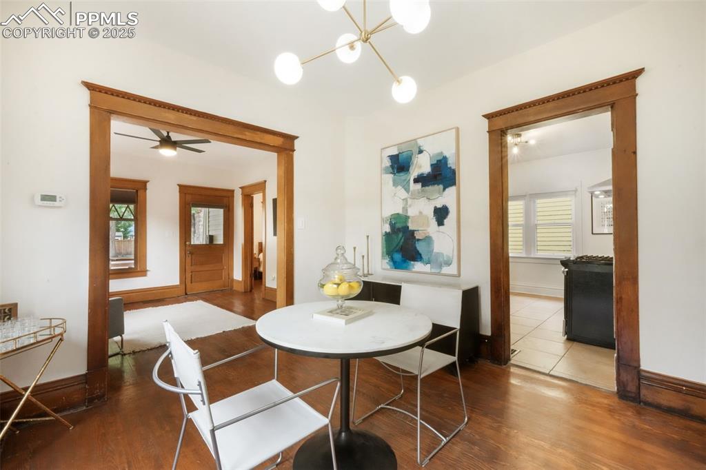 Image 11 of 50: Dining Area