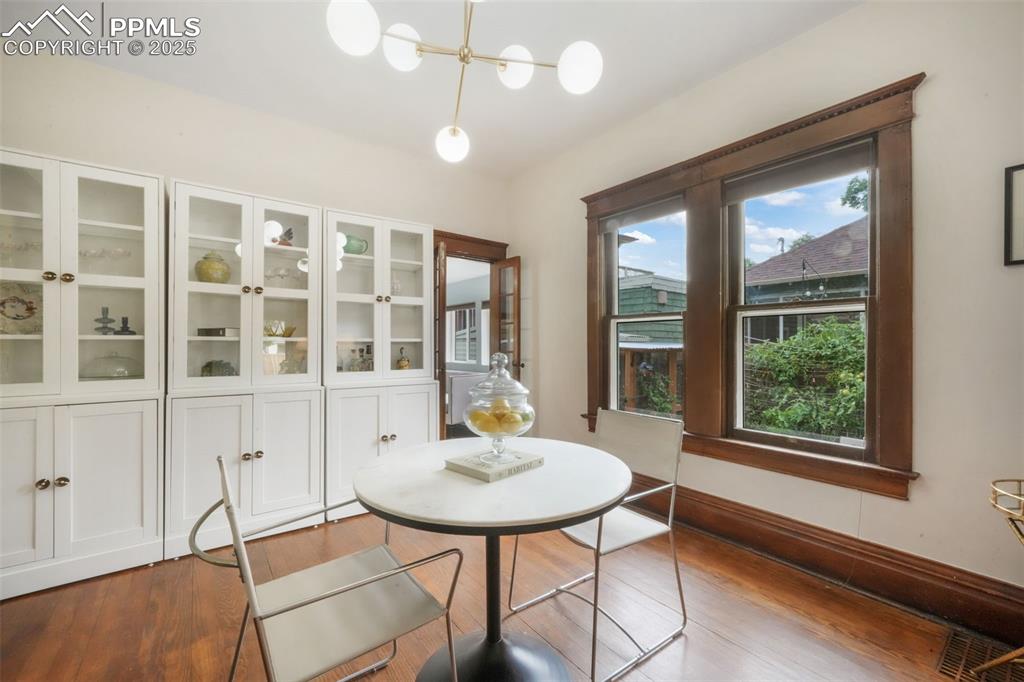 Image 12 of 50: Dining Area