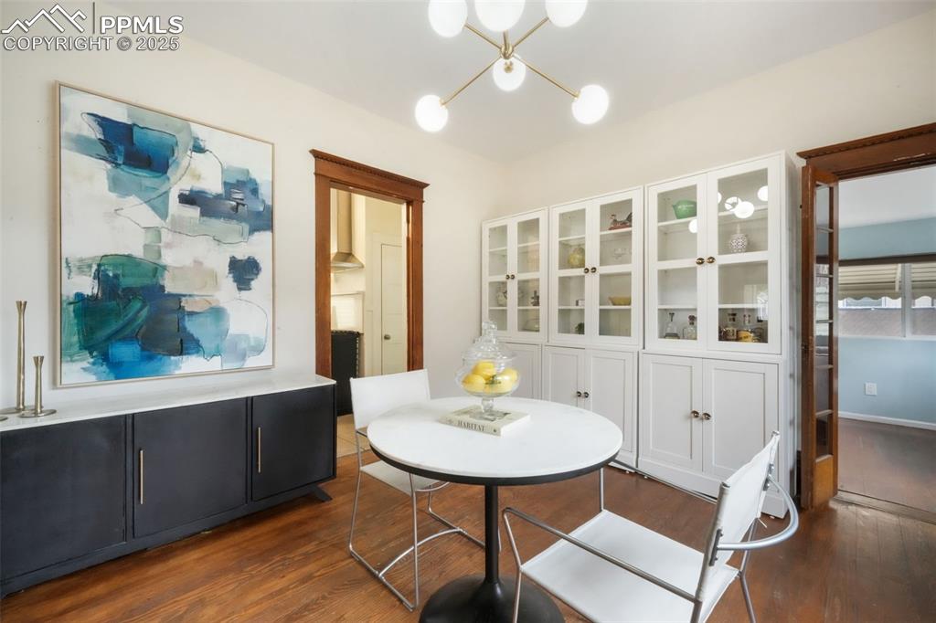 Image 13 of 50: Dining Area