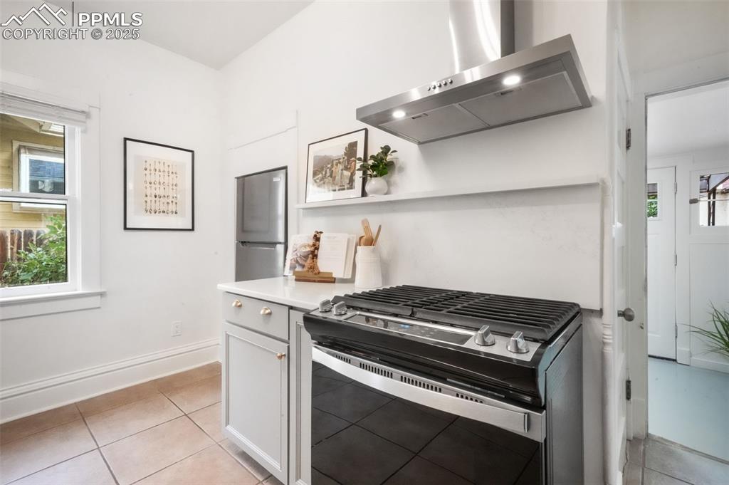 Image 14 of 50: Kitchen