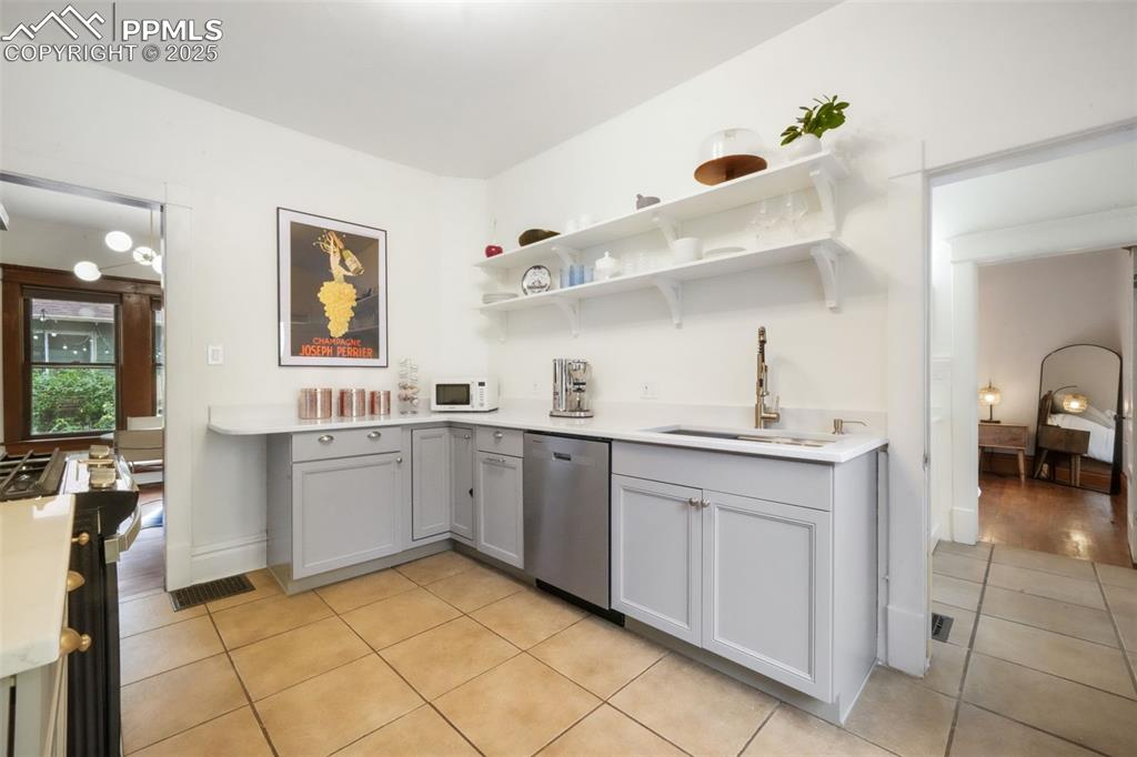 Image 16 of 50: Kitchen