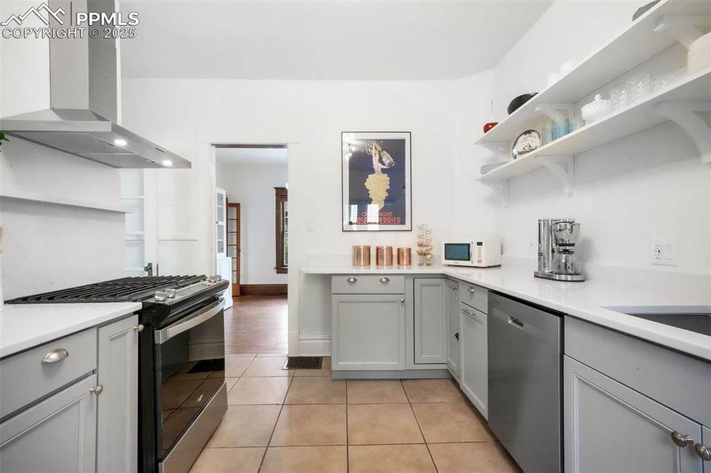 Image 17 of 50: Kitchen